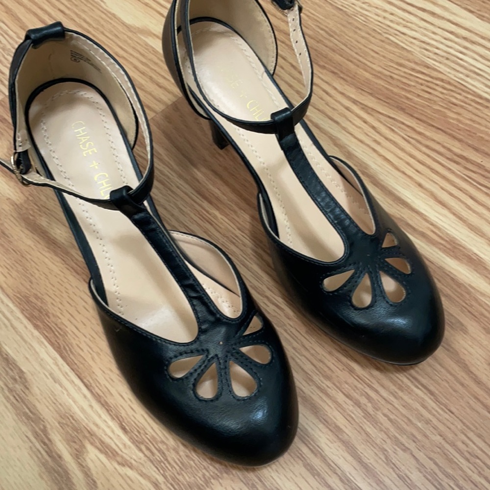 Chase + Chloe pumps